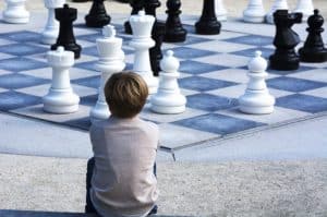 ילד מסתכל על שחמט גדול