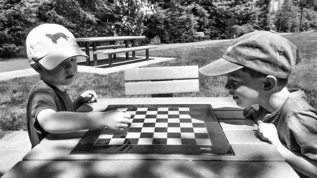 נערים צעירים משחקים שח